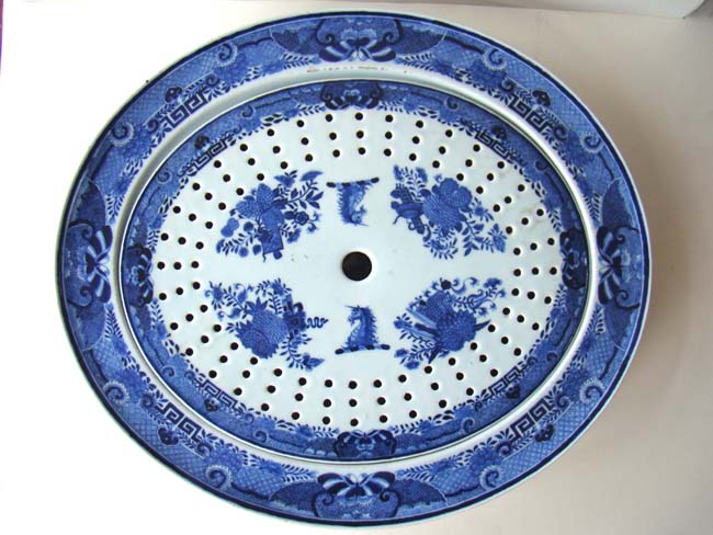 A fine and rare Chinese Export Porcelain FITZHUGH pattern large serving platter with Mazarin liner circa 1800 — image 2